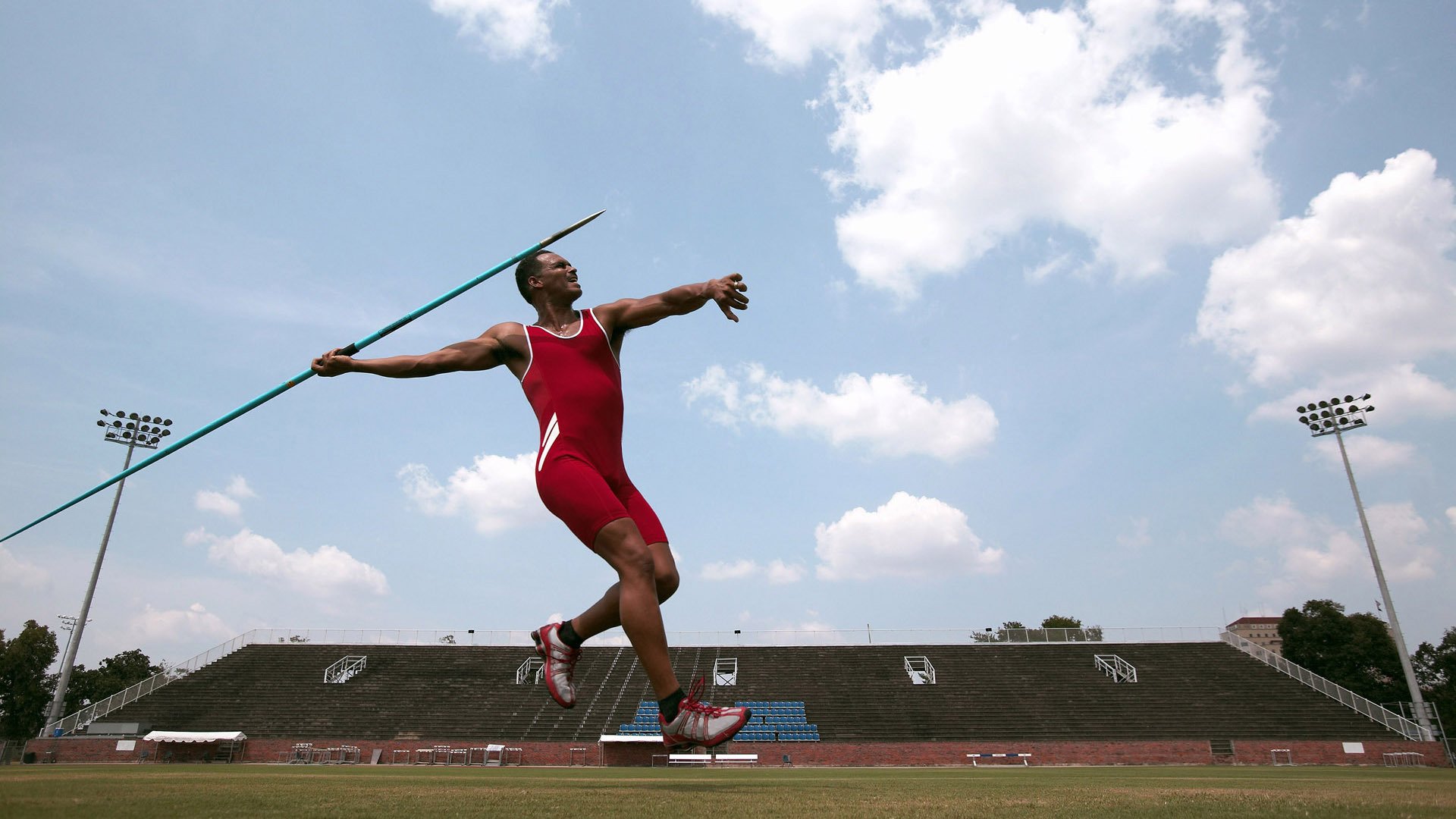 开云体育官方网站-赛道与球场，双线战场上的速度与激情