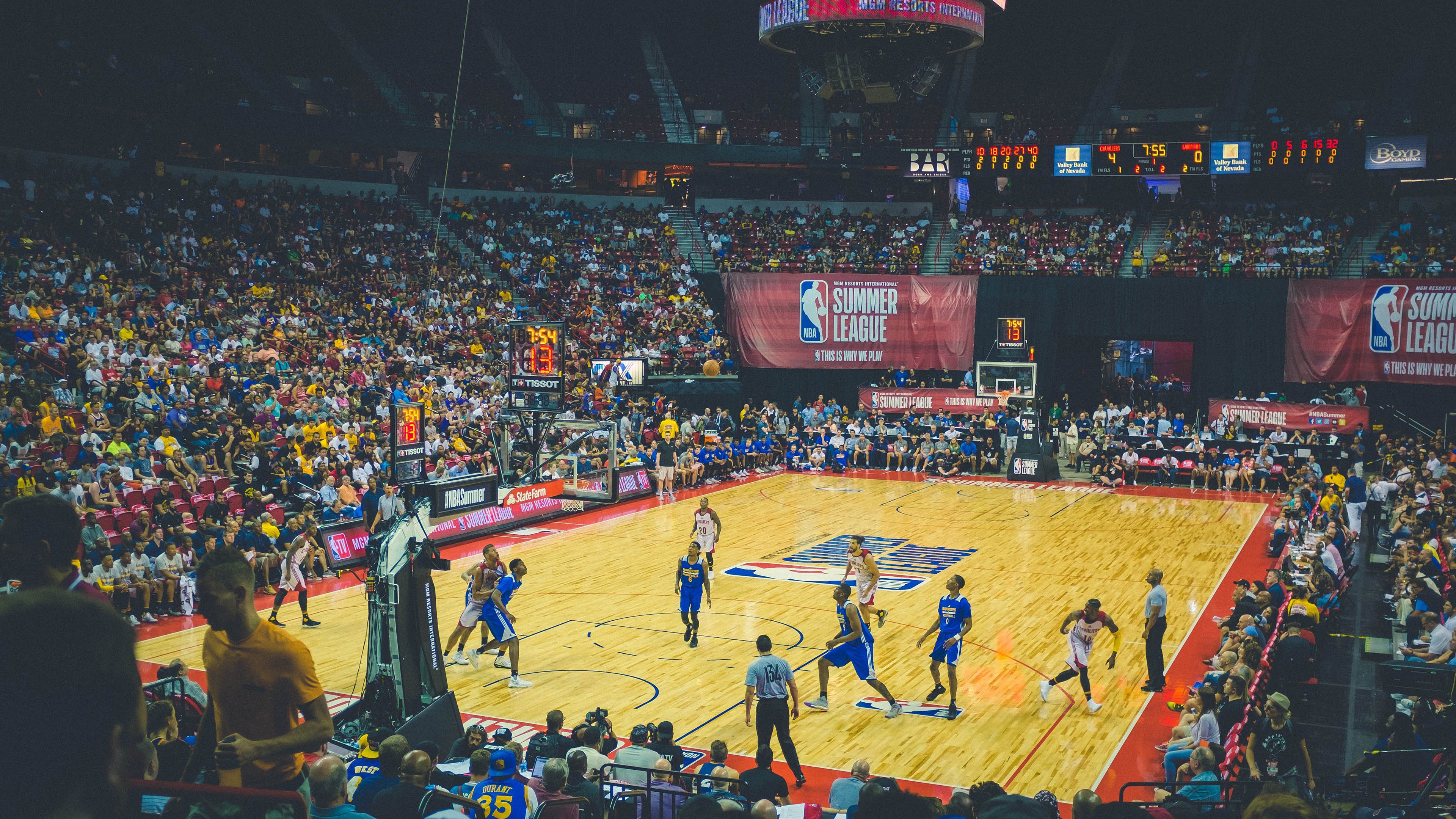 深圳队完胜鹈鹕，爱德华兹成为关键先生